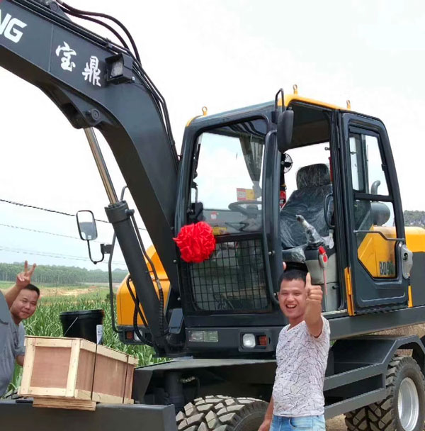 寶鼎輪式挖掘機(jī)用戶.jpg 寶鼎輪式挖掘機(jī)用戶.jpg