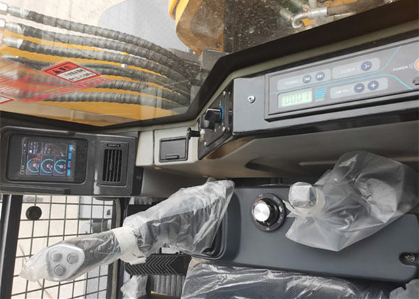 80輪式挖掘機駕駛室.jpg 80輪式挖掘機駕駛室.jpg