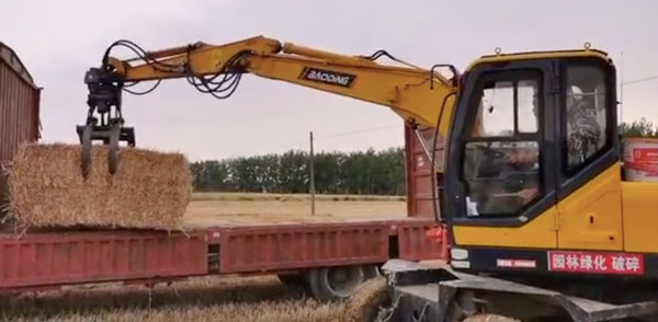 輪式挖掘機抓草機多功能用途.jpg 輪式挖掘機抓草機多功能用途.jpg