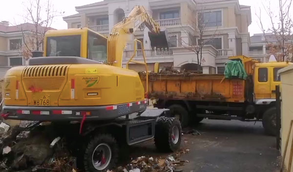 寶鼎輪式挖掘機垃圾回收作業.jpg 寶鼎輪式挖掘機垃圾回收作業.jpg