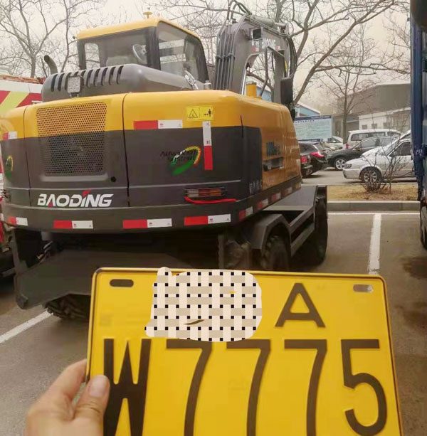 路上行走的寶鼎輪式挖掘機.jpg 路上行走的寶鼎輪式挖掘機.jpg