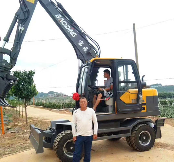 寶鼎多功能輪式挖掘機.jpg