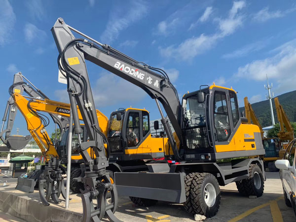 多功能輪式挖掘機車型.jpg 多功能輪式挖掘機車型.jpg