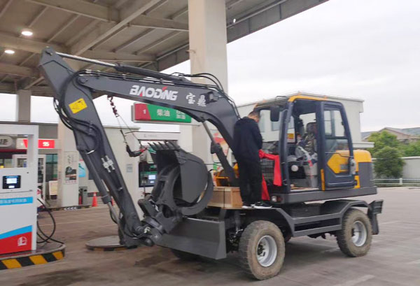 寶鼎95輪式挖掘機加油現場.jpg 寶鼎95輪式挖掘機加油現場.jpg