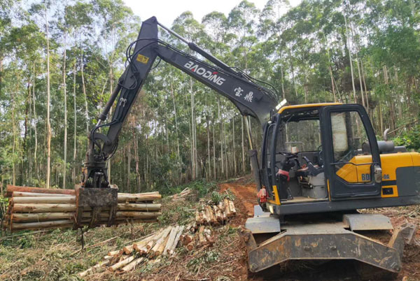 寶鼎輪式挖掘機抓木現場.jpg 寶鼎輪式挖掘機抓木現場.jpg