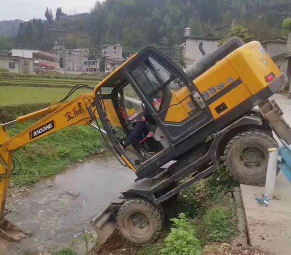 寶鼎輪式挖掘機復雜工況應對.jpg 寶鼎輪式挖掘機復雜工況應對.jpg