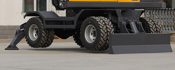 寶鼎輪式挖掘機穩(wěn)固下盤支撐.jpg 寶鼎輪式挖掘機穩(wěn)固下盤支撐.jpg