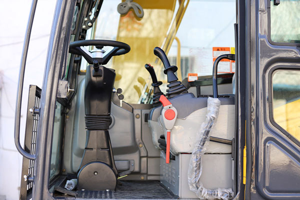 寶鼎輪式挖掘機抓木機駕駛室.jpg 寶鼎輪式挖掘機抓木機駕駛室.jpg