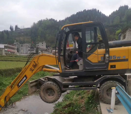 寶鼎95輪式挖掘機.jpg 寶鼎95輪式挖掘機.jpg