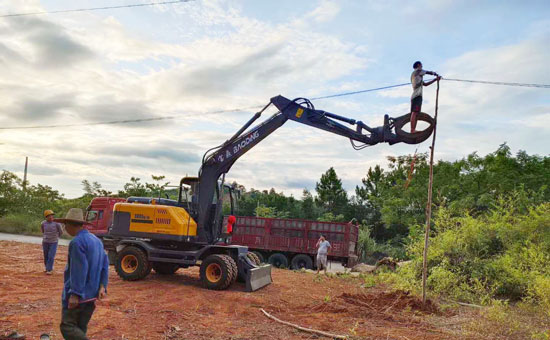 寶鼎多功能輪式挖掘機.jpg 寶鼎多功能輪式挖掘機.jpg