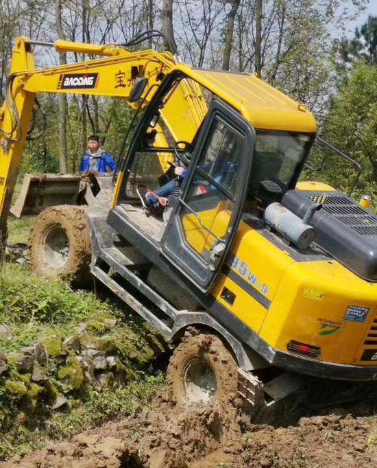 寶鼎輪式挖掘機.jpg 寶鼎輪式挖掘機.jpg