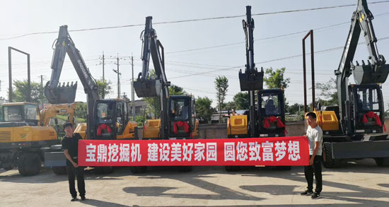 寶鼎輪式挖掘機(jī)交付活動(dòng).jpg
