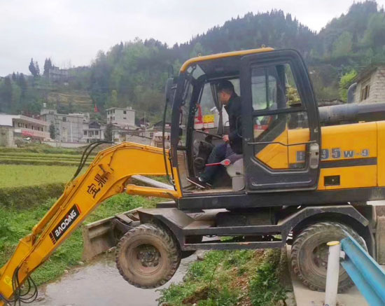 輪式挖掘機寶鼎品牌.jpg