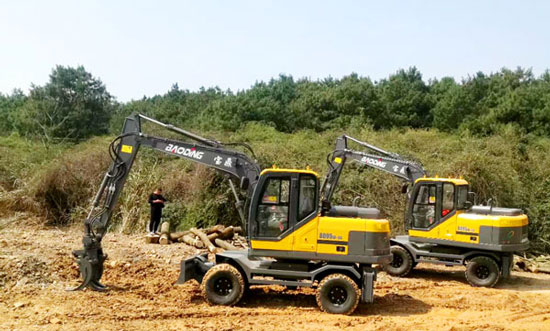 寶鼎多功能輪式挖掘機.jpg 寶鼎多功能輪式挖掘機.jpg