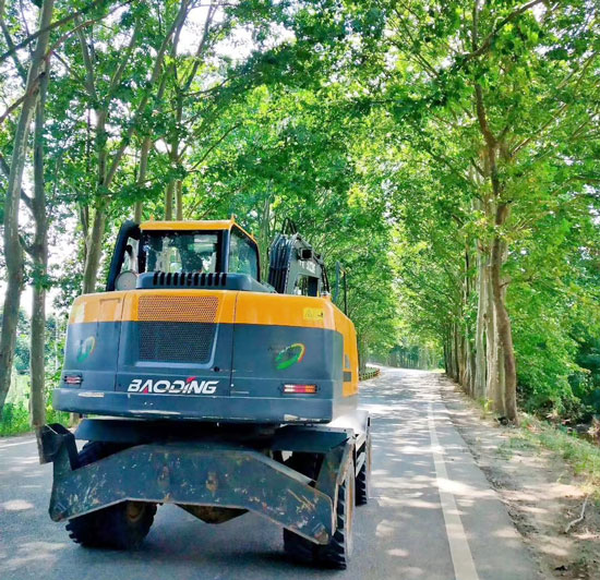 寶鼎輪式挖掘機.jpg 寶鼎輪式挖掘機.jpg