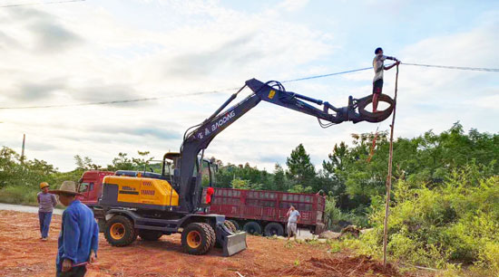 多功能輪式挖掘機.jpg 多功能輪式挖掘機.jpg