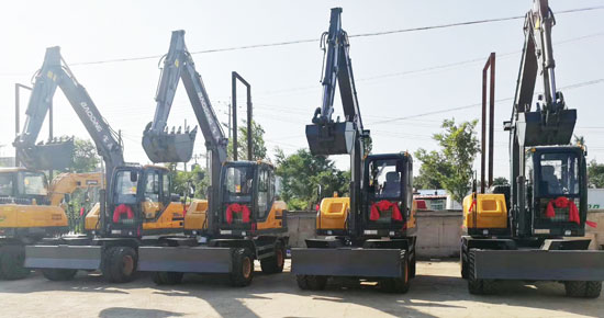 蓄勢待發的寶鼎輪式挖掘機.jpg 蓄勢待發的寶鼎輪式挖掘機.jpg