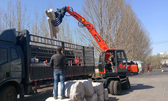 寶鼎80輪式挖掘機抓包機.jpg 寶鼎80輪式挖掘機抓包機.jpg