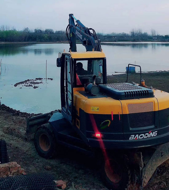 寶鼎輪式挖掘機盡享閑暇之樂.jpg 寶鼎輪式挖掘機盡享閑暇之樂.jpg