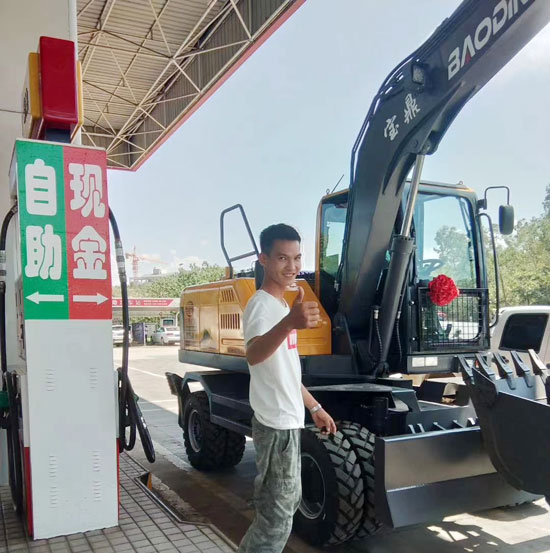 寶鼎輪式挖掘機用戶.jpg 寶鼎輪式挖掘機用戶.jpg