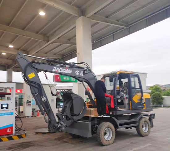 國(guó)四標(biāo)段輪式挖掘機(jī)95車型.jpg 國(guó)四標(biāo)段輪式挖掘機(jī)95車型.jpg