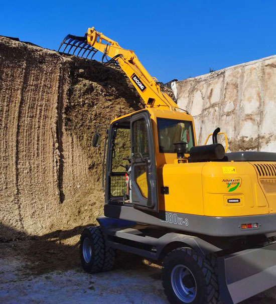 多功能輪式挖掘機耙草.jpg 多功能輪式挖掘機耙草.jpg