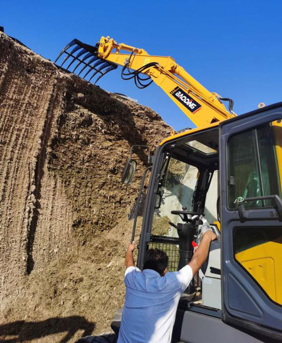 寶鼎多功能輪式挖掘機.jpg 寶鼎多功能輪式挖掘機.jpg