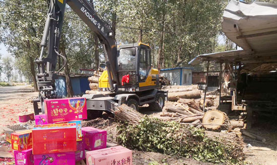 寶鼎輪式挖掘機用戶現場.jpg 寶鼎輪式挖掘機用戶現場.jpg