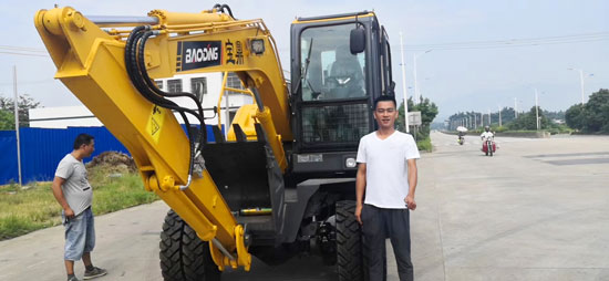 寶鼎輪式挖掘機用戶.jpg 寶鼎輪式挖掘機用戶.jpg