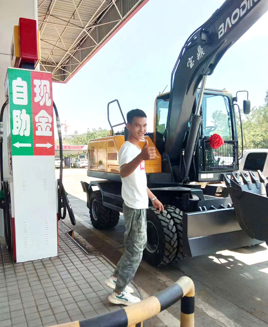 高效節能的寶鼎輪式挖掘機.jpg 高效節能的寶鼎輪式挖掘機.jpg