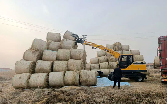 輪式挖掘機(jī)抓草機(jī).jpg