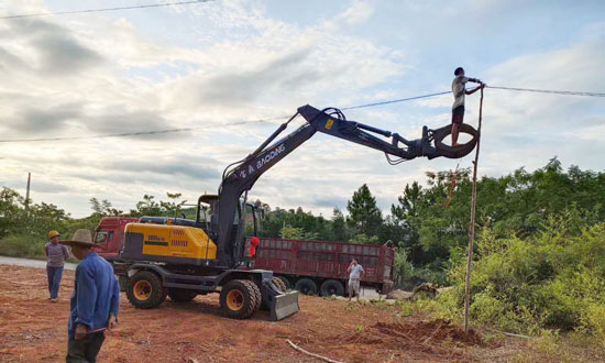 寶鼎輪式挖掘機.jpg 寶鼎輪式挖掘機.jpg