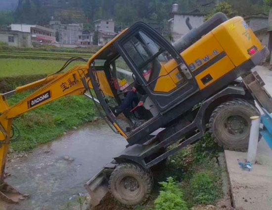 寶鼎輪式挖掘機做工現場.jpg