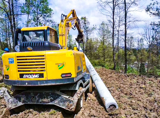 寶鼎輪式挖掘機(jī)做工現(xiàn)場(chǎng).jpg 寶鼎輪式挖掘機(jī)做工現(xiàn)場(chǎng).jpg