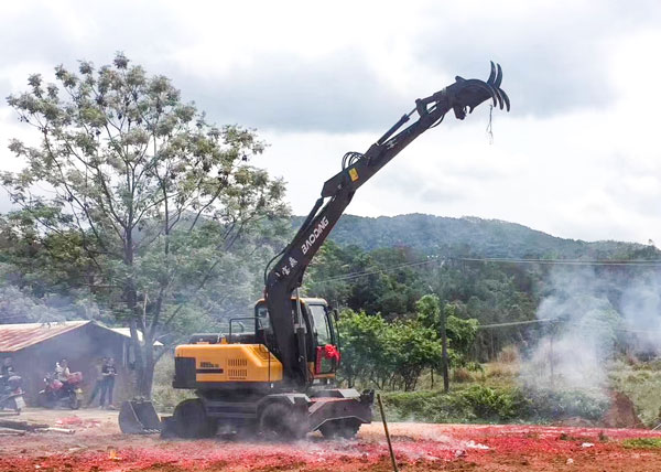 寶鼎輪式挖掘機(jī)交車現(xiàn)場.jpg 寶鼎輪式挖掘機(jī)交車現(xiàn)場.jpg