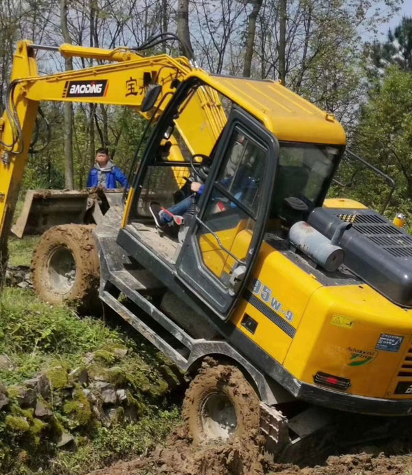 惡劣工況下的95輪式挖掘機(jī).jpg 惡劣工況下的95輪式挖掘機(jī).jpg