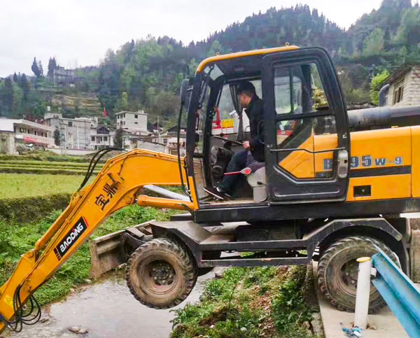 寶鼎輪式挖掘機(jī)惡劣工況作業(yè).jpg 寶鼎輪式挖掘機(jī)惡劣工況作業(yè).jpg