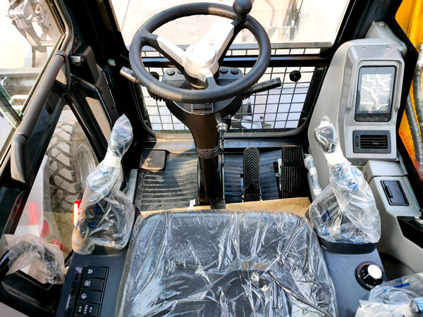 寶鼎輪式挖掘機內飾.jpg 寶鼎輪式挖掘機內飾.jpg