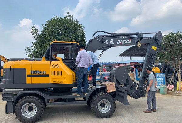 寶鼎輪式挖掘機用戶參觀新車型.jpg 寶鼎輪式挖掘機用戶參觀新車型.jpg