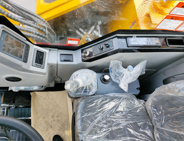 寶鼎輪式挖掘機駕駛室.jpg 寶鼎輪式挖掘機駕駛室.jpg