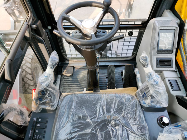 寶鼎輪式挖掘機人性化駕駛室.jpg 寶鼎輪式挖掘機人性化駕駛室.jpg