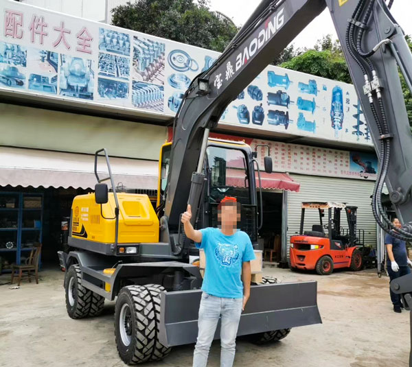 寶鼎輪式挖掘機用戶.jpg 寶鼎輪式挖掘機用戶.jpg