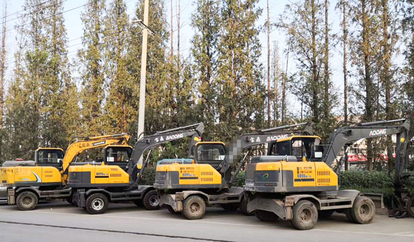 隨處可見的寶鼎輪式挖掘機.jpg 隨處可見的寶鼎輪式挖掘機.jpg