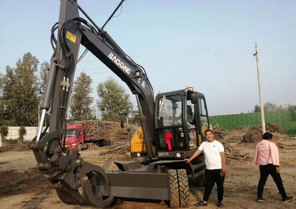 寶鼎多功能輪式挖掘機.jpg 寶鼎多功能輪式挖掘機.jpg