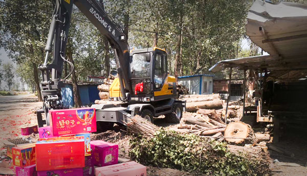 寶鼎多功能輪式挖掘機.jpg 寶鼎多功能輪式挖掘機.jpg