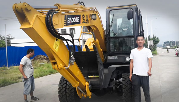 寶鼎80輪式挖掘機.jpg 寶鼎80輪式挖掘機.jpg