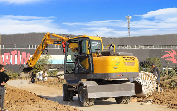 寶鼎輪式挖掘機80車型.jpg