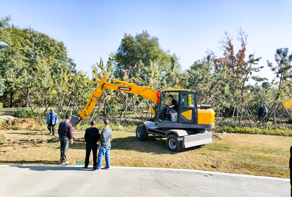 園林綠化中的寶鼎輪式挖掘機(jī).jpg 園林綠化中的寶鼎輪式挖掘機(jī).jpg