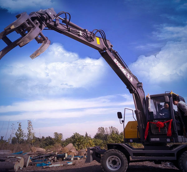 寶鼎95抓木機(jī).jpg 寶鼎95抓木機(jī).jpg