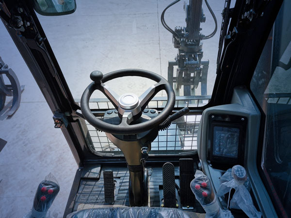 寶鼎95抓木機(jī)豪華駕駛室.jpg 寶鼎95抓木機(jī)豪華駕駛室.jpg